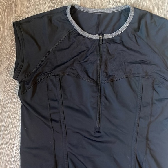 Lululemon Cycling Shirt black lined in gray has three back pockets quarter zip - Picture 4 of 11
